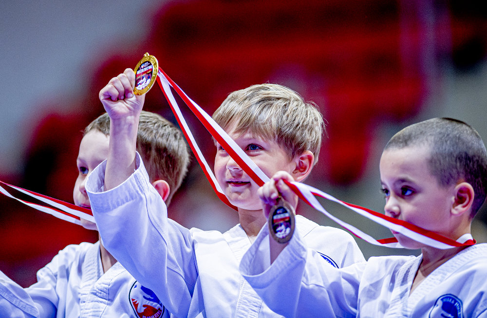 Dzieci z medalami po zawodach Taekwon-Do