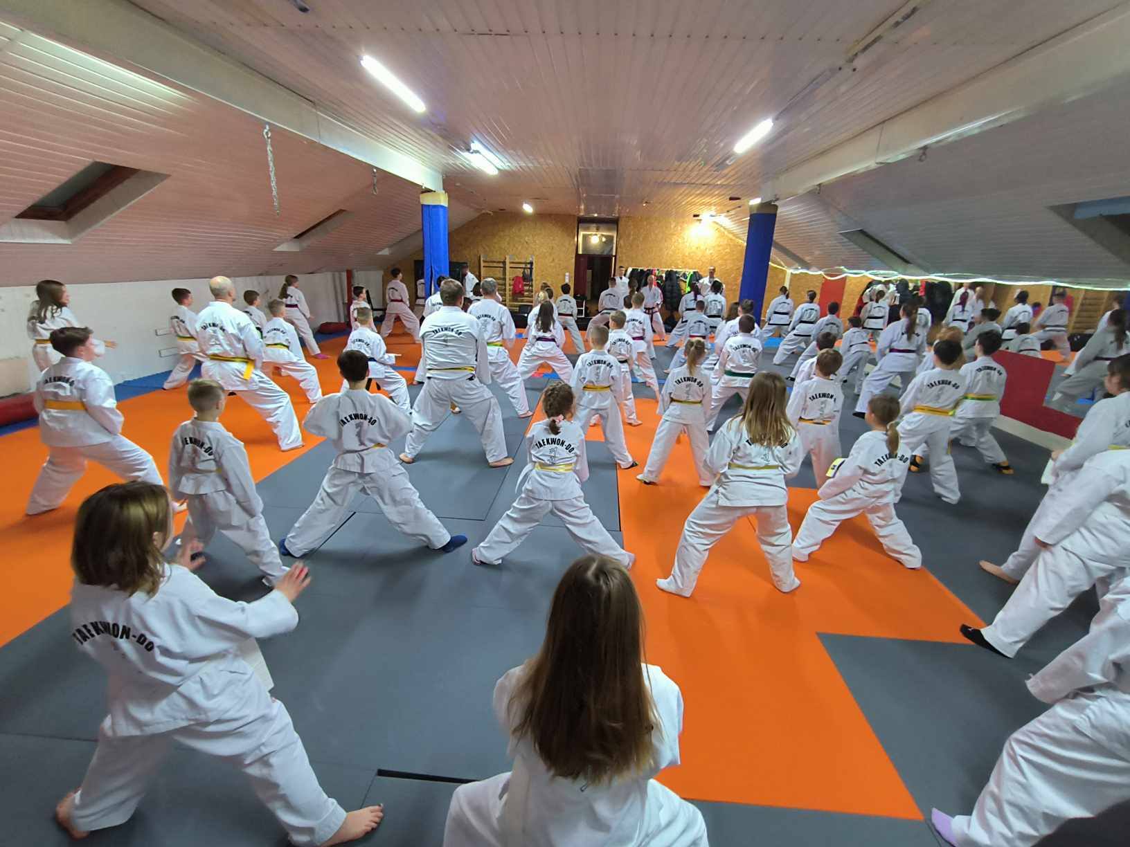 Dzieci i młodzież na wspólnym treningu Taekwon-Do